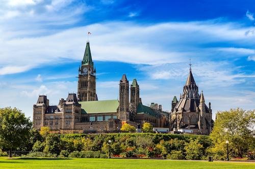 Landscape photo of the Canadian Parliament in the summer